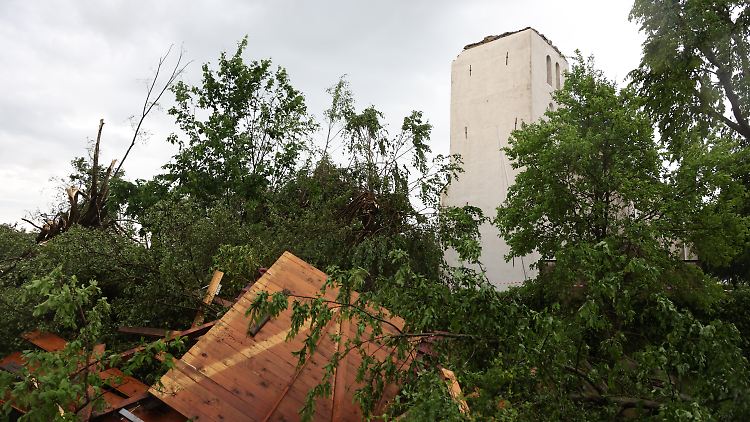 Die Spitze des Kirchturms von Hellinghausen bei Lippstadt wurde vom Sturm heruntergerissen. 