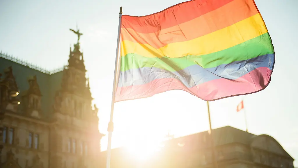 Eine-neue-Glasskulptur-in-Pride-Farben-soll-an-der-Hamburger-Alster-ein-Zeichen-fuer-sexuelle-und-geschlechtliche-Vielfalt-setzen