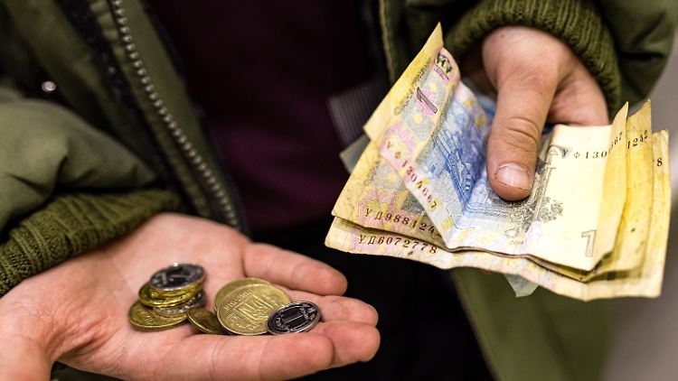 Trotz finanzieller Hilfe aus dem Westen ist der Ausblick der Ratingagentur für die Ukraine negativ.