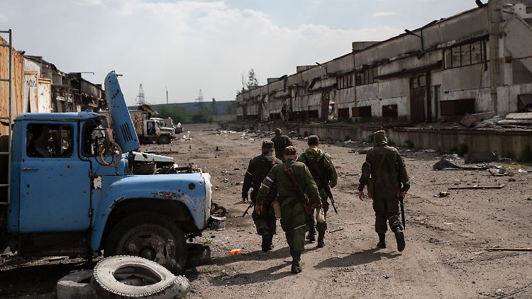 Das Bild soll russische Soldaten in einem Chemiewerk in Rubizhne in der Region Luhansk zeigen.