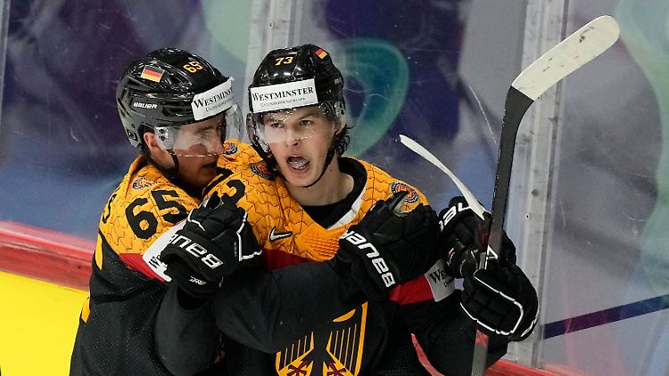 Lukas Reichel (r.) freut sich über sein 5:0 gegen Italien.