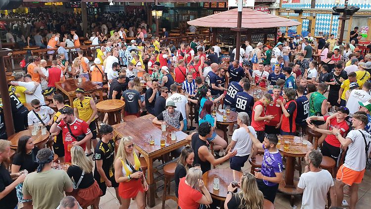 Partyvolk im "Bierkönig" auf Mallorca.