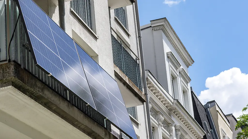 Wer-beim-Kauf-eines-Balkonkraftwerks-bestimmte-Fehler-macht-wirft-im-Zweifelsfall-bares-Geld-zum-Fenster-raus