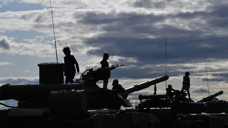 Moderne Panzer müssten ukrainische Soldaten erst bedienen lernen - daher schicken viele Staaten Waffen aus Sowjetbeständen.