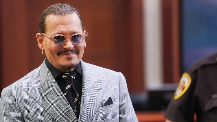 Johnny Depp bei einer Pause im Gerichtssaal.