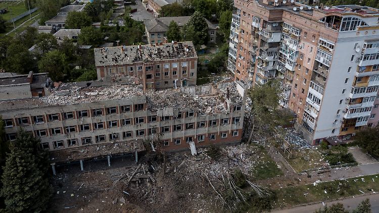 Nach einem Raketenangriff zerstörtes Gebäude auf dem Universitätscampus in Bakhmut in der Region Donezk.