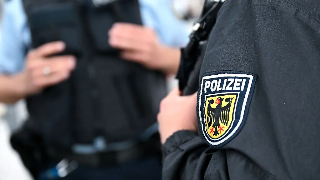 Bundespolizisten-nahmen-den-Angreifer-am-Haupteingang-fest