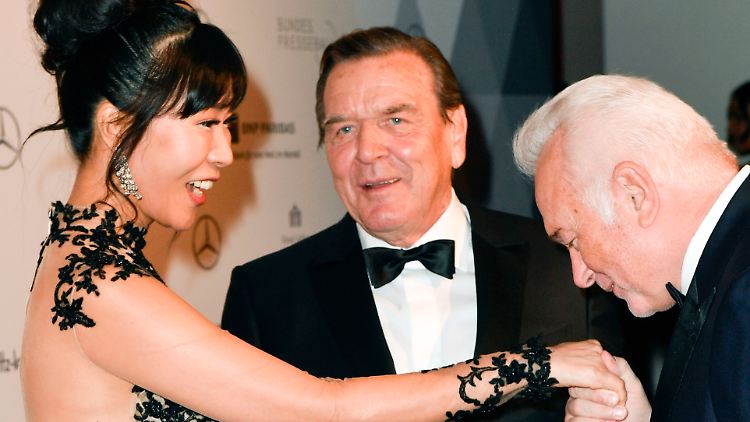 Gerhard Schröder mit seiner Ehefrau Soyeon Schröder-Kim und Wolfgang Kubicki beim Bundespresseball 2018.