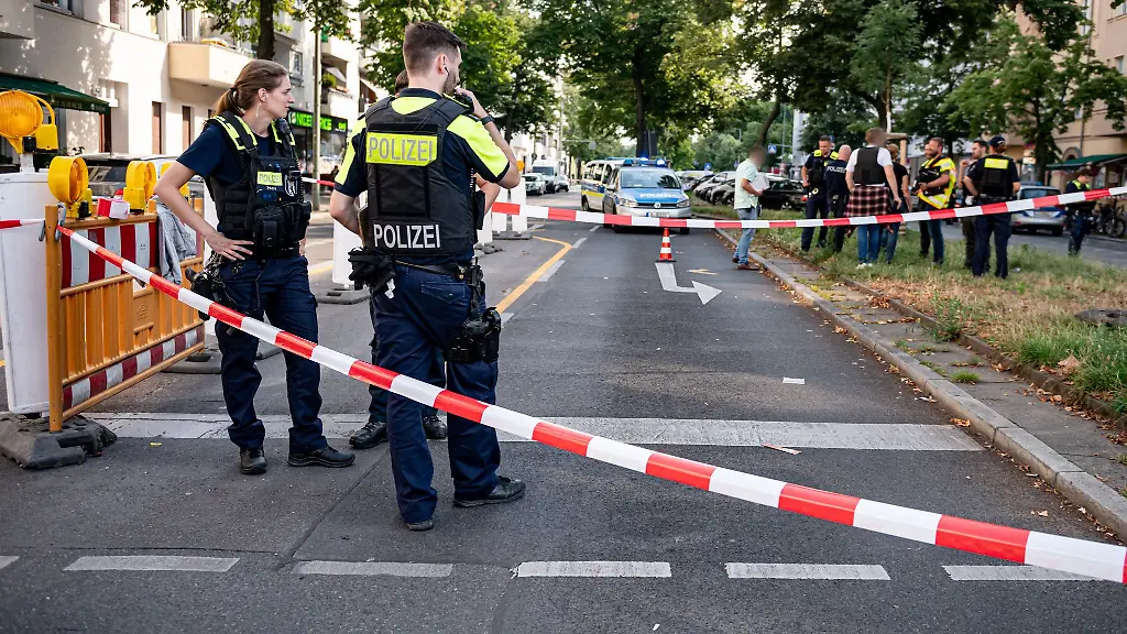 Nach-Schuessen-auf-eine-Frau-sichert-die-Polizei-den-Tatort