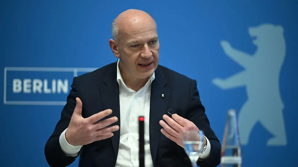 Berlins-Regierender-Buergermeister-Kai-Wegner-CDU-wuenscht-sich-dass-die-Buergeraemter-ihre-Dienstleistungen-an-einem-Tag-der-Woche-ohne-vorher-vereinbarte-Termine-anbieten