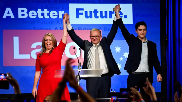 Er soll das Land in eine bessere Zukunft führen: Anthony Albanese. Hier mit seiner Partnerin Jodie Haydon und Sohn Nathan Albanese abgelichtet.