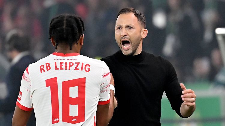Trainer Domenico Tedesco schreit seine Freude heraus. 