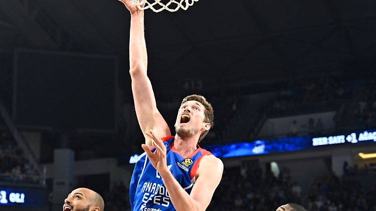 Tibor Pleiß war in der EuroLeague oben auf.