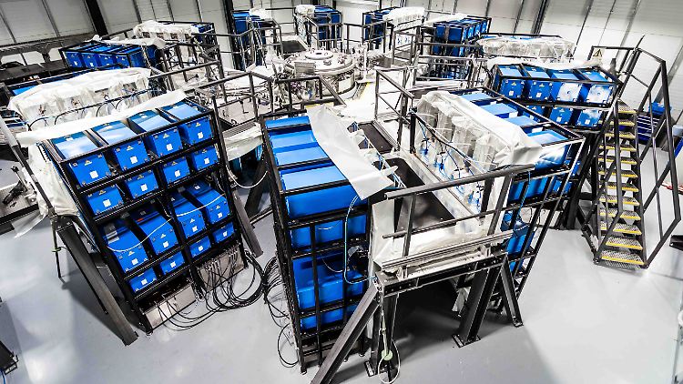 Diese Maschine von First Light Fusion soll mit magnetischer Kraft kleine Projektile auf rund 20 Kilometer pro Sekunde - 60-Fache Schallgeschwindigkeit - beschleunigen.