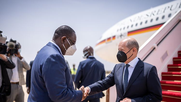 Bislang besuchte Kanzler Scholz nur die engsten Verbündeten: Begrüßung in Dakar.