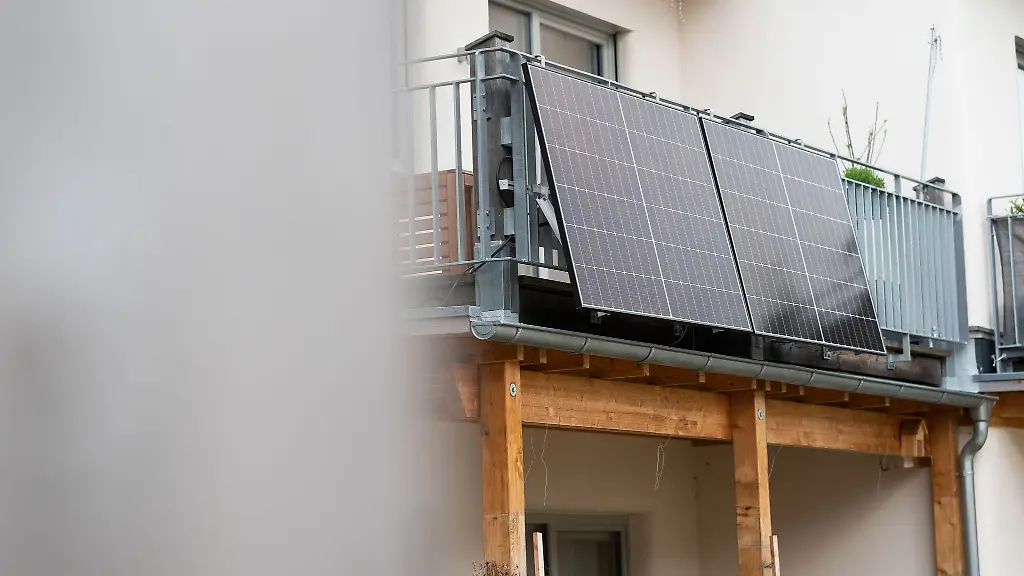 Eine-Balkonsolaranlage-haengt-an-einem-Wohnhaus-Der-Online-Haendler-Bosswerk-der-ueber-seinen-Webshop-solche-Produkte-verkauft-hat-ist-insolvent