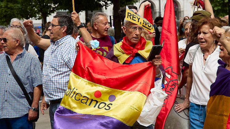 Mehrere Personen nehmen an einem Protest gegen die Rückkehr des emeritierten Königs nach Spanien auf der Plaza de Ópera teil.