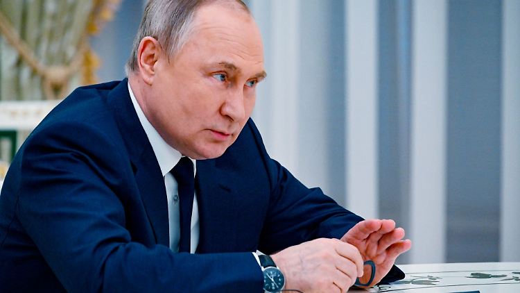Russlands Präsident Putin ist nach Angaben eines Beraters bereit, mit der Ukraine zu verhandeln.