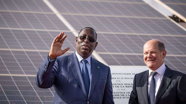 Bundeskanzler Scholz mit Präsident Sall in Dakar.