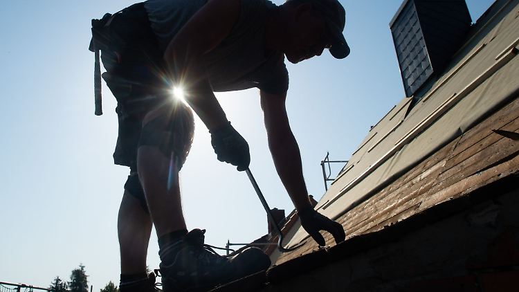 Wer draußen arbeitet, ist einem höheren Hautkrebsrisiko ausgesetzt. Der Arbeitgeber muss dafür entsprechende Schutzmaßnahmen treffen.