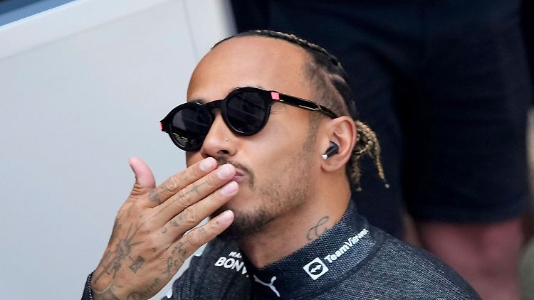 Rennfahrer Lewis Hamilton vom Team Mercedes freut sich über die Leistungen seines Teams.