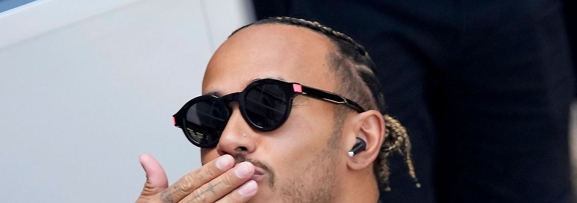 Rennfahrer Lewis Hamilton vom Team Mercedes freut sich über die Leistungen seines Teams.