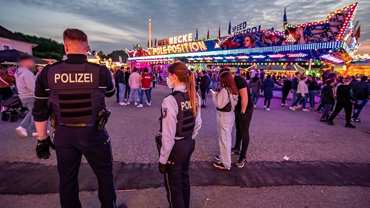 Die Polizei sucht nach Hinweisen zu den jungen Männern.