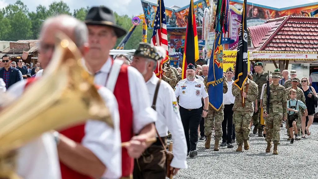 Beim-amerikanisch-deutschen-Volksfest-in-Grafenwoehr-gibt-es-auch-traditionell-bayerische-Musik