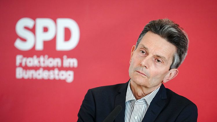 Kommt das Sondervermögen Bundeswehr doch nicht ins Grundgesetz? Mützenich kann sich das vorstellen.