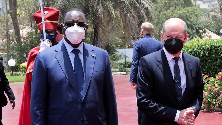 Bundeskanzler Olaf Scholz spricht mit Macky Sall, dem Präsidenten der Republik Senegal, über Gas-Lieferungen.