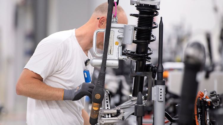 Angespannte Lieferketten dürften die deutsche Industrie weiter belasten.