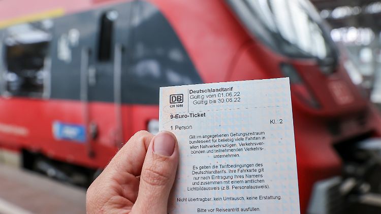 Die Nachfrage nach dem 9-Euro-Ticket ist zum Verkaufsstart groß. Die Bahn will ihr Angebot daher leicht ausbauen. 