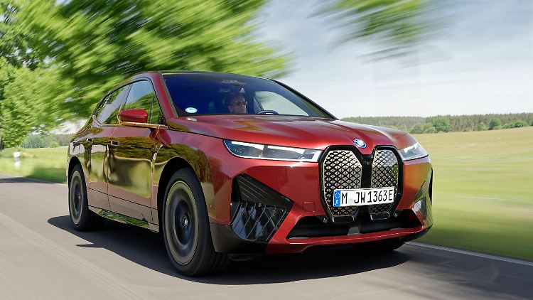 Mit einer Spitzengeschwindigkeit von 250 km/h gehört der BMW iX M60 zu den schnellsten E-Autos mit Straßenzulassung.
