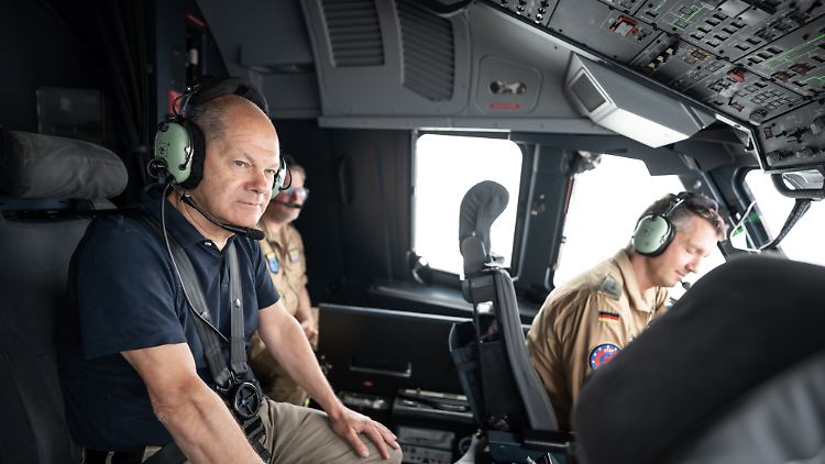 Bundeskanzler Scholz fliegt mit einem Transportflugzeug der Bundeswehr vom Typ A400M nach Tillia.