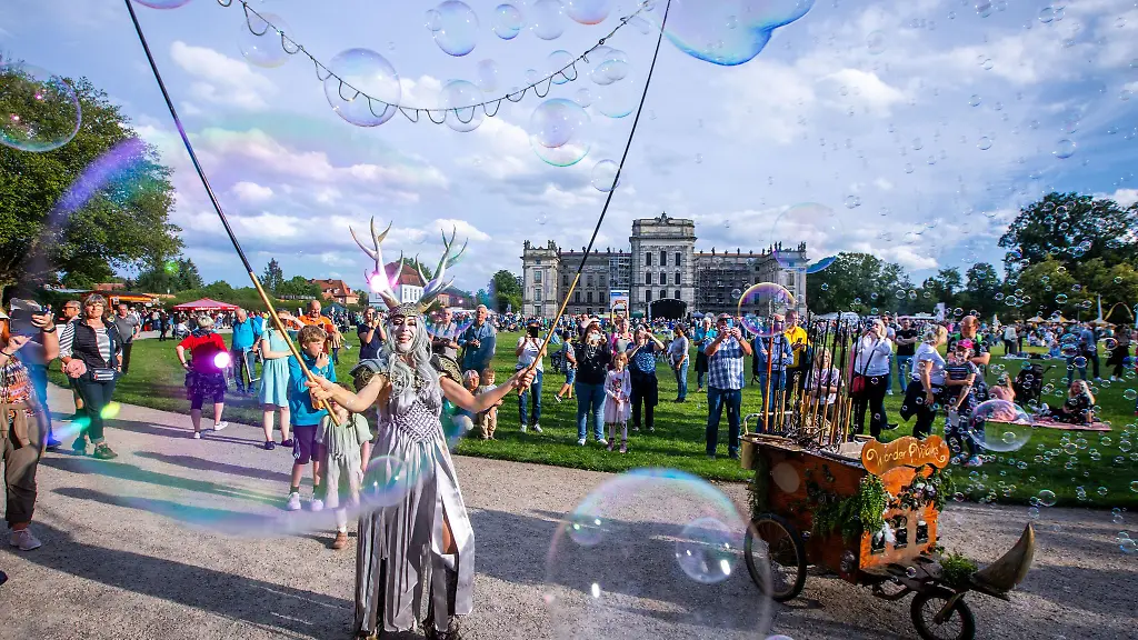 Kleinkunst-und-spektakulaere-Akrobatik-locken-auch-in-diesem-Jahr-zum-Kleinen-Fest-im-grossen-Park-von-Ludwigslust