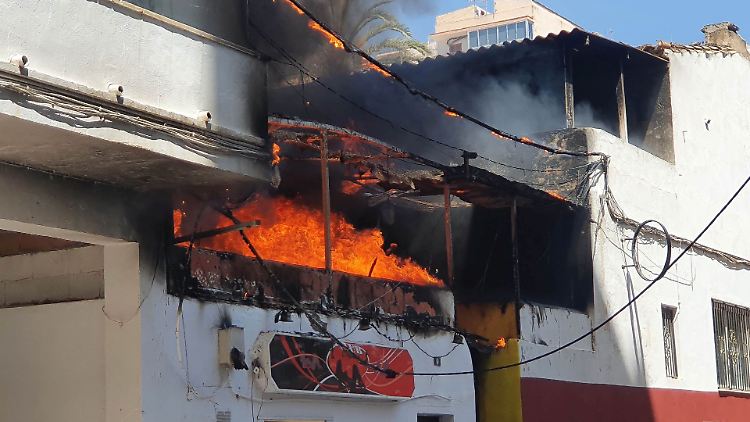 In Flammen: Das Restaurant "Why Not" in der Nähe des Ballermanns gehört einer Deutschen.