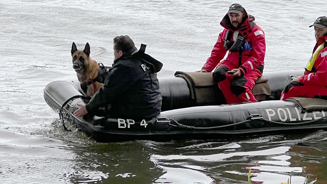 Einsatzkräfte sind mit einem Boot der Polizei im Uferbereich der Donau unterwegs.
