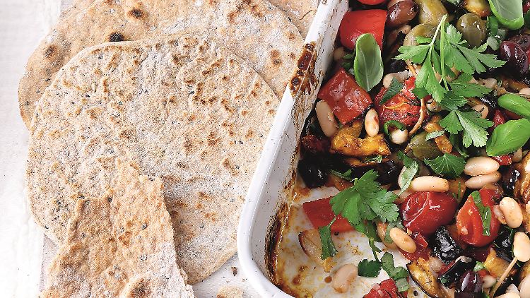 Auch der große Hunger kommt nicht zu kurz: Caponata aus weißen Bohnen mit Kräuter-Pfannenbrot. 