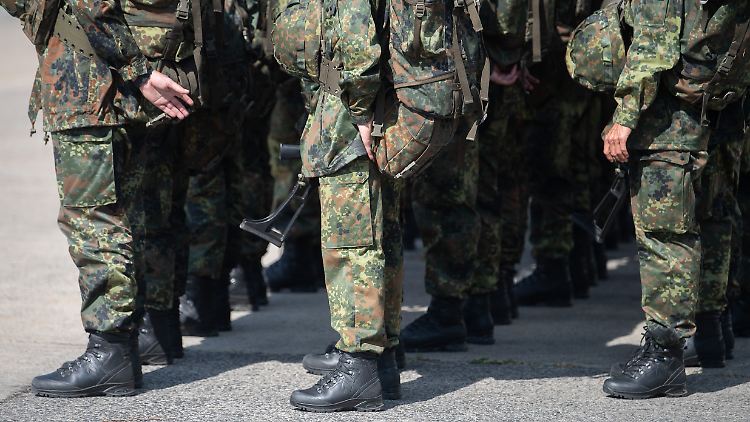 Vier der Beschuldigten sind im aktiven Dienst der Bundeswehr. 