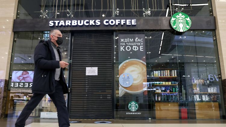 Bereits im März schlossen die Starbucks-Filialen in Russland. Nun werden sie komplett verschwinden.