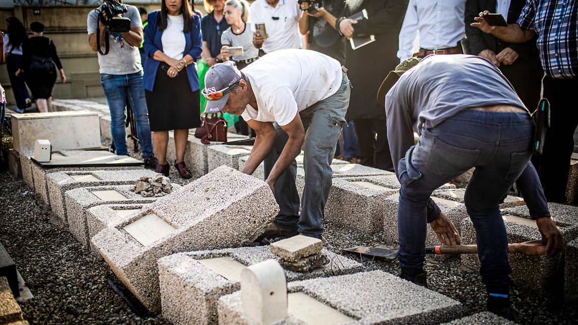 Mitarbeiter vom Hevra Kadisha (israelischer Bestattungsdienst) beim Öffnen des Grabes von Usiel Huri auf dem Friedhof von Petach Tikva.