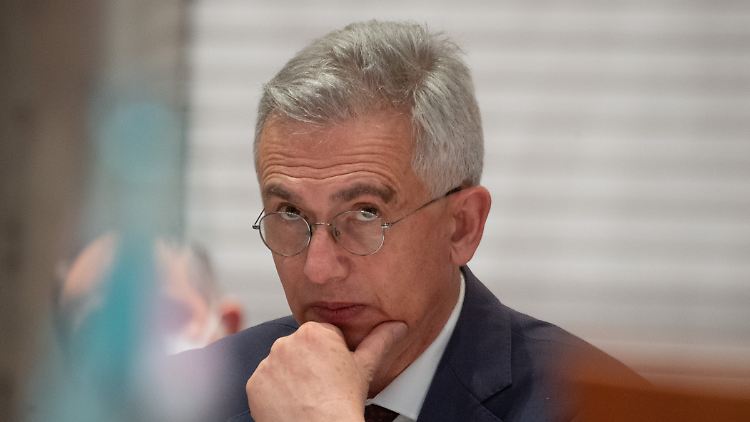 Rücktrittsforderung aus der eigenen Partei: Frankfurts Oberbürgermeister Feldmann.