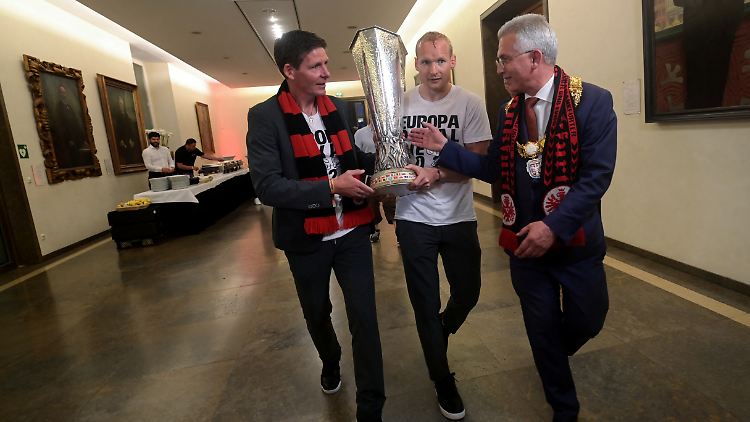 Kurz darauf schnappte sich Feldmann den Pokal, der bei Trainer Glasner und Eintracht-Kapitän Rode eigentlich bestens aufgehoben war.
