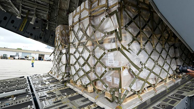 132 Paletten des Schweizer Nestle-Konzerns bringt das Militär nach Indianapolis.