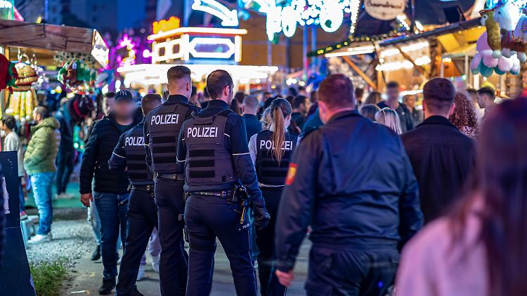 Nach tödlichen Schüssen auf einer Kirmes werten die Ermittler Videomaterial aus.