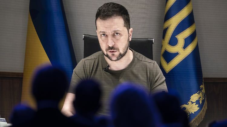Der ukrainische Präsident Selenskyj fordert beim Weltwirtschaftsforum "maximal wirksame Sanktionen" gegen Moskau.