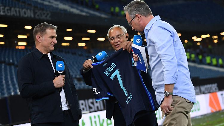 Als Andenken sicherte sich Magath ein Trikot von Hertha-Angreifer Davie Selke.