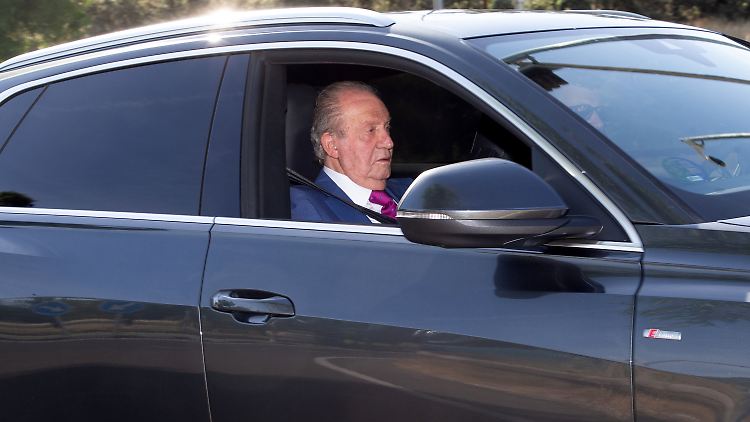 Juan Carlos fährt am Zarzuela-Palast vor.
