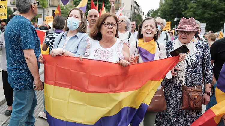 Mit der Flagge der Spanischen Republik demonstrieren Menschen in Madrid gegen die Monarchie.