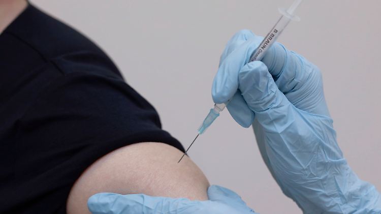 Der normale Pockenimpfstoff immunisiert mit hoher Wahrscheinlichkeit auch gegen Affenpocken. 